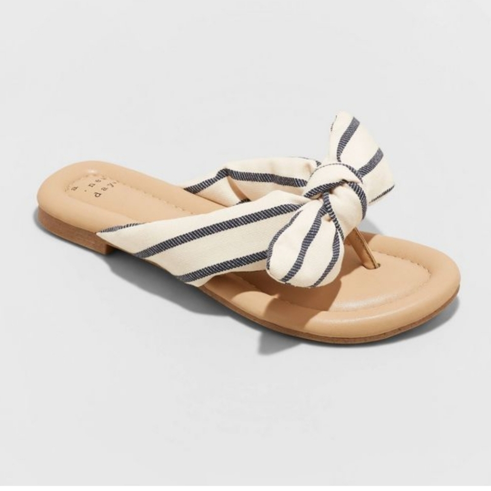 Bow sandals. Brand new never worn. Small Size 9.